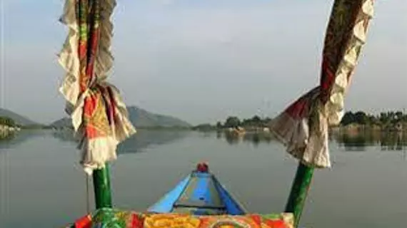 Houseboat Lily of Nageen | Cammu ve Keşmir - Srinagar (ve civarı) - Gulmarg - Nagīn Bāgh