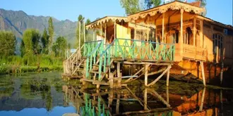 Golden Hopes Group of Houseboats