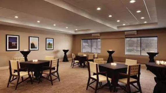 Brookfield Suites Hotel & Convention Center | Wisconsin - Milwaukee (ve civarı) - Brookfield