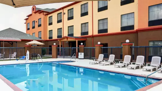 Quality Suites Houston IHA Airport - Beltway 8 | Teksas - Houston (ve civarı) - Houston