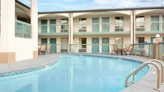 Baymont Inn and Suites Gallatin | Tennessee - Nashville-Davidson - Nashville (ve civarı) - Gallatin