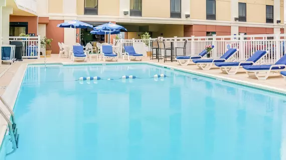 Clarion Inn & Suites Virginia Beach | Virginia - Norfolk - Virginia Beach (ve civarı) - Virginia Beach