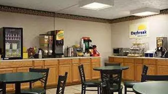 Days Inn Waynesboro | Virginia - Staunton (ve civarı) - Waynesboro