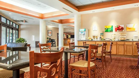 Quality Suites Milwaukee Airport | Wisconsin - Milwaukee (ve civarı) - Milwaukee