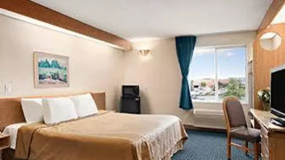 Howard Johnson Inn and Suites | Washington - Vancouver (ve civarı) - Vancouver