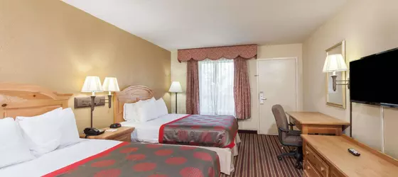 Ramada Inn and Suites Lebanon | Tennessee - Nashville-Davidson - Nashville (ve civarı) - Lebanon