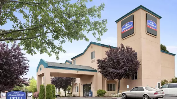 Howard Johnson Inn and Suites | Washington - Vancouver (ve civarı) - Vancouver