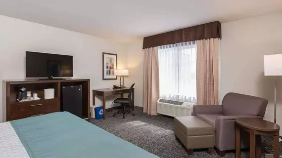 Chestermere Hotel | Alberta - Calgary (ve civarı) - Chestermere