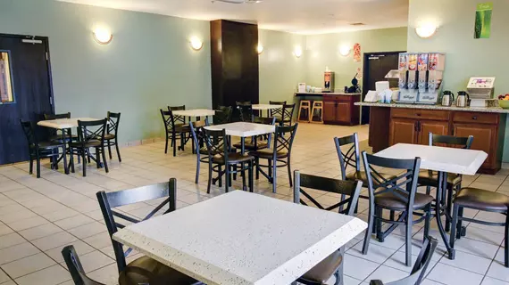 Quality Inn & Suites Austin Airport | Teksas - Austin (ve civarı) - Del Valle