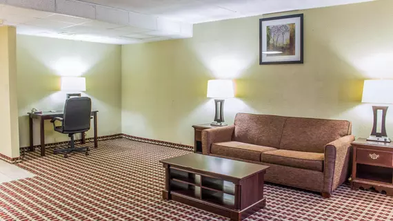 Quality Inn & Suites Fayetteville | Kuzey Karolayna - Fayetteville (ve civarı) - Fayetteville