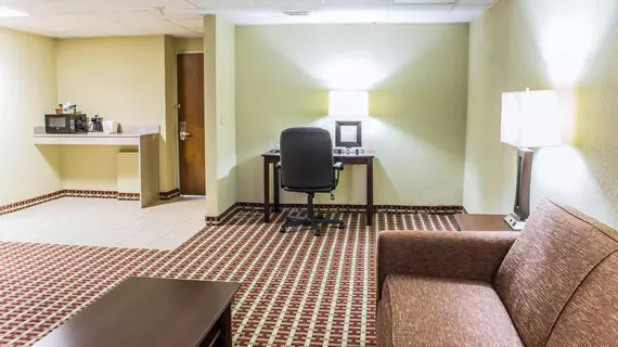 Quality Inn & Suites Fayetteville | Kuzey Karolayna - Fayetteville (ve civarı) - Fayetteville