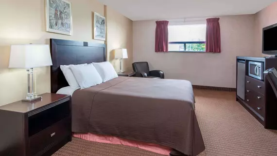 Howard Johnson Inn Gravenhurst | Ontario - Muskoka - Huntsville (ve civarı) - Gravenhurst