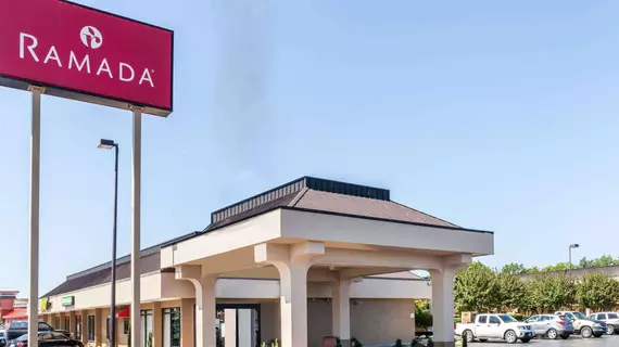 Ramada Inn and Suites Lebanon | Tennessee - Nashville-Davidson - Nashville (ve civarı) - Lebanon