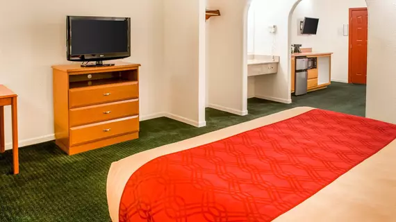 ECONO LODGE INN & SUITES | New Mexico - Socorro