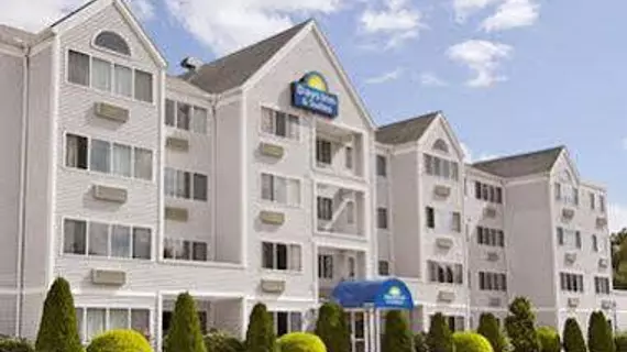 Days Inn and Suites Groton Near the Casinos | Connecticut - Mystic - New London (ve civarı) - Groton