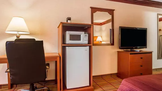 QUALITY INN & CONFERENCE CENTER | Vermont - Windham County - Brattleboro