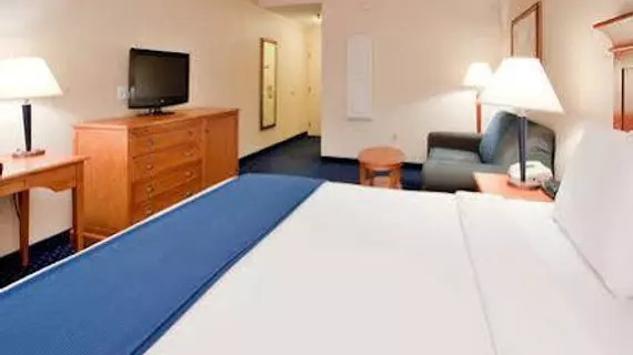 Holiday Inn Express Hotel & Suites Waynesboro-Route 340 | Virginia - Staunton (ve civarı) - Waynesboro