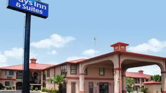 Days Inn & Suites Braunig Lake | Teksas - San Antonio (ve civarı) - Elmendorf