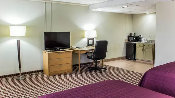 Quality Inn & Suites Fayetteville | Kuzey Karolayna - Fayetteville (ve civarı) - Fayetteville