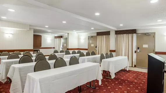 Quality Inn Brookfield | Wisconsin - Milwaukee (ve civarı) - Brookfield