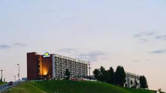 Days Inn and Suites Sutton Flatwoods | Batı Virginia - Sutton (ve civarı) - Sutton