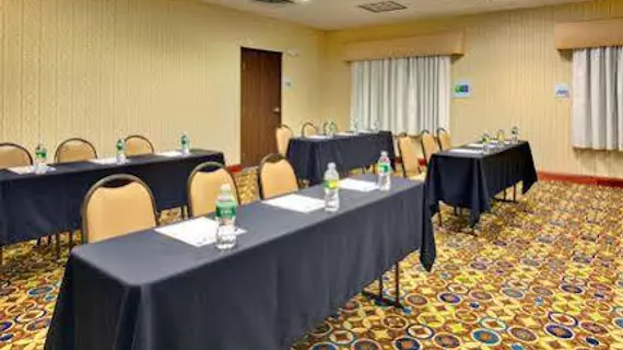 Holiday Inn Express Hotel & Suites Dewitt (Syracuse) | New York - Syracuse (ve civarı) - East Syracuse