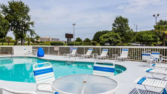 Quality Inn Coliseum | Güney Karolayna - Charleston (ve civarı) - North Charleston