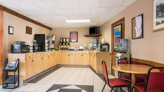 Econo Lodge Inn & Suites Lincoln | New Hampshire - Lincoln