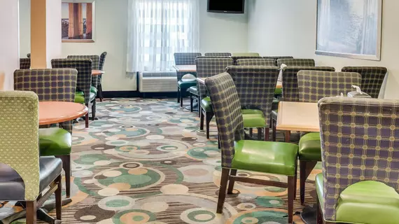 Clarion Inn & Suites Virginia Beach | Virginia - Norfolk - Virginia Beach (ve civarı) - Virginia Beach