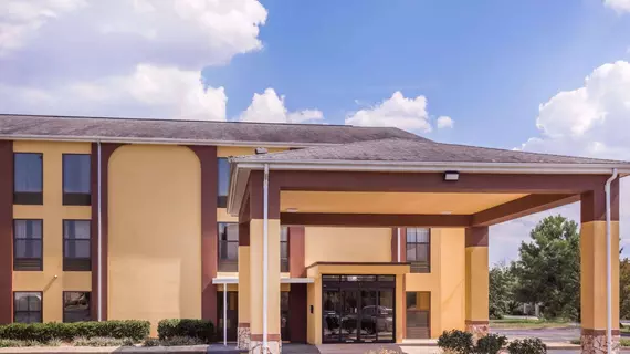 Howard Johnson Express Inn Spartanburg - Expo Center | Güney Karolayna - Greenville - Spartanburg (ve civarı) - Spartanburg