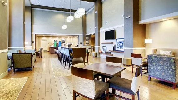 Hampton Inn & Suites Milwaukee West | Wisconsin - Milwaukee (ve civarı) - Milwaukee