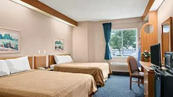 Howard Johnson Inn and Suites | Washington - Vancouver (ve civarı) - Vancouver