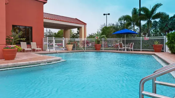 HOLIDAY INN EXPRESS AND SUITES NEAREST UNIVERSAL ORLANDO | Florida - Orlando (ve civarı) - Orlando - Universal Orlando® Tatil ve Eğlence Merkezi