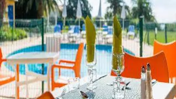 Hôtel Ariane | Provence - Alpes - Cote d'Azur - Bouches-du-Rhone (bölge) - Arles (ve civarı) - Fos-sur-Mer