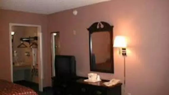 Moberly Inn & Suites | Missouri - Macon (ve civarı) - Moberly