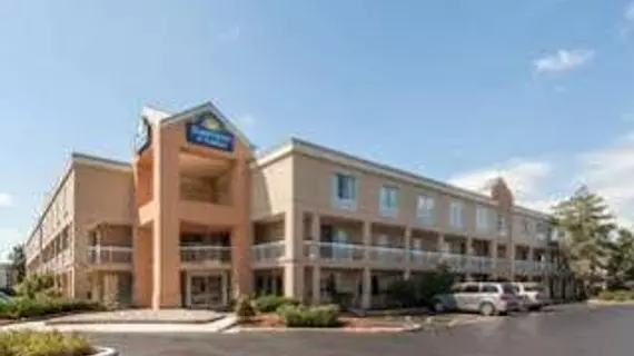 Days Inn & Suites by Wyndham Warren | Michigan - Detroit (ve civarı) - Warren