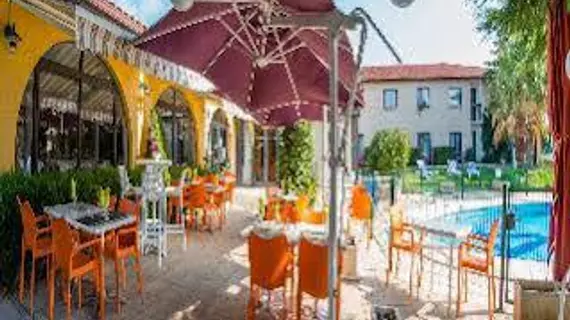 Hôtel Ariane | Provence - Alpes - Cote d'Azur - Bouches-du-Rhone (bölge) - Arles (ve civarı) - Fos-sur-Mer