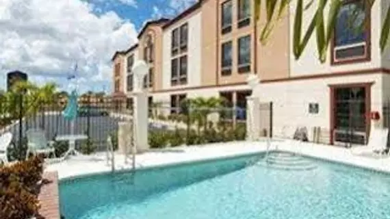 La Quinta Inn & Suites St. Petersburg Northeast | Florida - St. Petersburg - Clearwater (ve civarı) - St. Petersburg