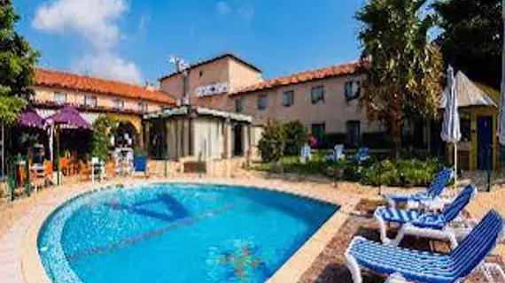 Hôtel Ariane | Provence - Alpes - Cote d'Azur - Bouches-du-Rhone (bölge) - Arles (ve civarı) - Fos-sur-Mer