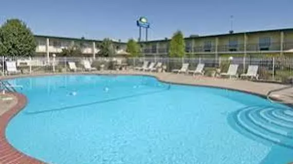 DAYS INN & SUITES LEXINGTON | Kentucky - Lexington (ve civarı) - Lexington