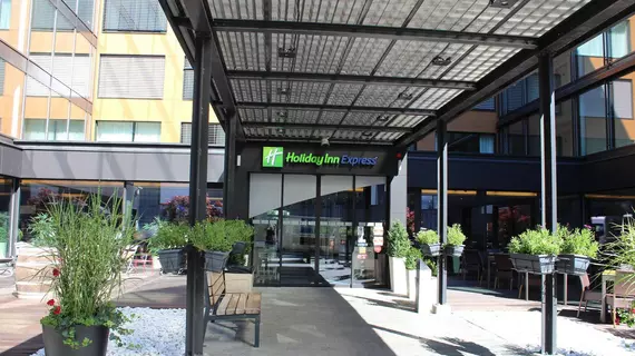 Holiday Inn Express Zürich Airport | Zürih Kantonu - Dielsdorf District - Ruemlang