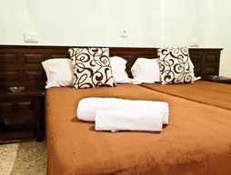 Hostal Flores | Balearic Adaları - İbiza Adası - Sant Antoni de Portmany - West End