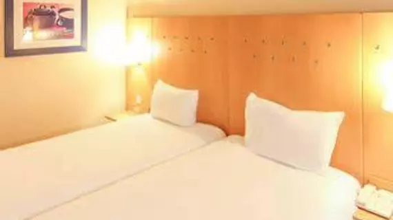 Ibis Madrid Alcala La Garena | Madrid Özerk Topluluğu - Madrid (ve civarı) - Alcala de Henares