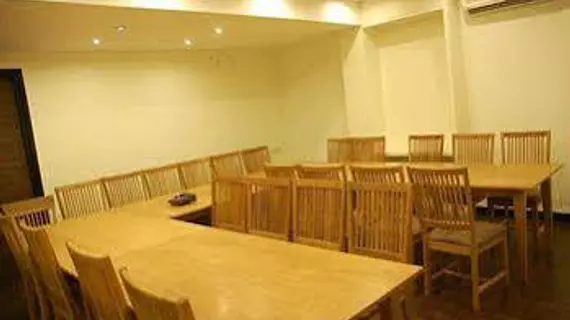 Hotel Red Earth | Haryana - Gurugram (ve civarı) - Gurugram