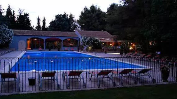 Hotel Les Mazets Des Roches | Provence - Alpes - Cote d'Azur - Bouches-du-Rhone (bölge) - St.-Remy-de-Provence (ve civarı) - Tarascon