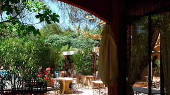 Hotel Les Mazets Des Roches | Provence - Alpes - Cote d'Azur - Bouches-du-Rhone (bölge) - St.-Remy-de-Provence (ve civarı) - Tarascon