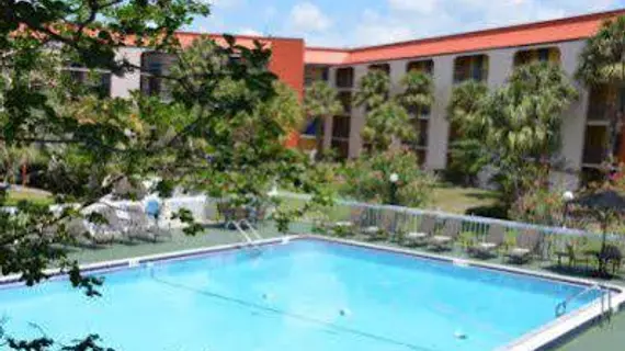 Quality Inn Universal Studios | Florida - Orlando (ve civarı) - Orlando - Kum Gölü