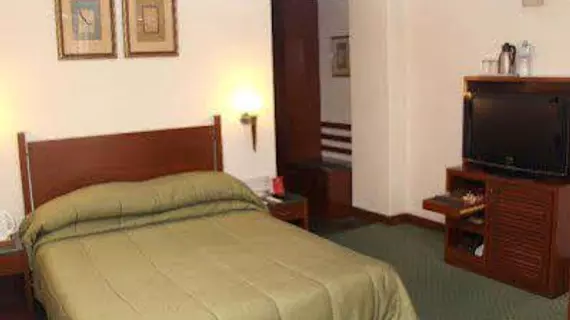 The Shalimar Hotel | Maharaştra - Raigad - Bombay (ve civarı) - Bombay - Kemps Corner Alışveriş Bölgesi