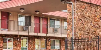 Econo Lodge Inn & Suites