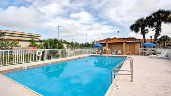 Days Inn and Suites Orlando/UCF Research Park | Florida - Orlando (ve civarı) - Orlando